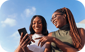 Deux femmes créent leur compte EKO sur un téléphone