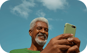 Un artisan enregistre une vente sur son téléphone