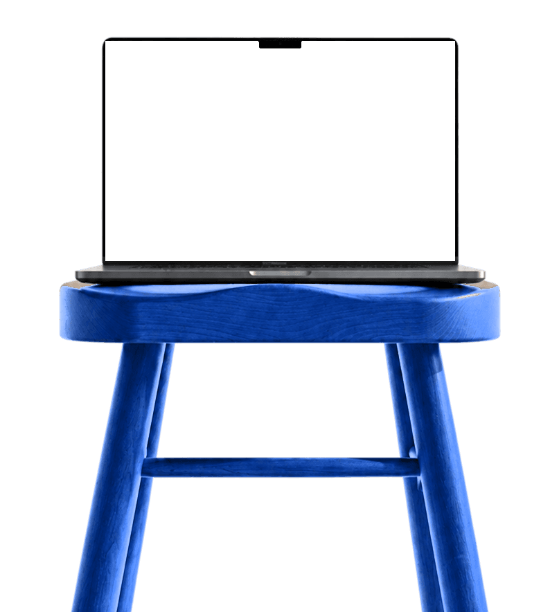 L’application web EKO sur un ordinateur portable posé sur un tabouret